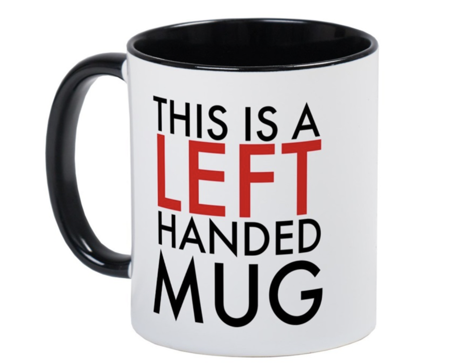 La tazza mug di CafePress con manico posto a sinistra e la scritta inequivocabile “This is a Left Handed Mug” è il contenitore definitivo per le pause caffè di chi se lo beve con la mano sinistra. Prezzo: 13,49 dollari su amazon.com