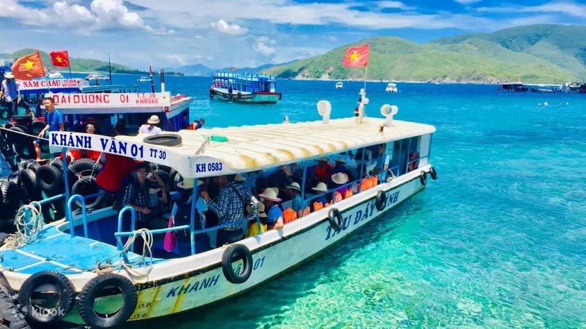 Nha Trang Island Hopping Speedboat Tour with Scuba Diving Experience. (Photo: Klook SG)