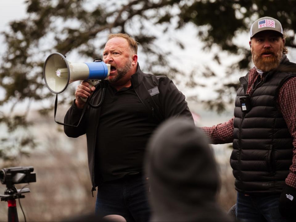 Alex Jones, el fundador del sitio de derecha Infowars, le habla a la multitud en Washington D.C. el seis de enero (Getty Images)