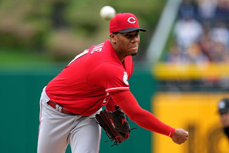 El lanzador abridor de los Rojos de Cincinnati, Hunter Greene, lanza durante la primera entrada del juego de béisbol contra los Piratas de Pittsburgh en Pittsburgh, el domingo 23 de abril de 2023.