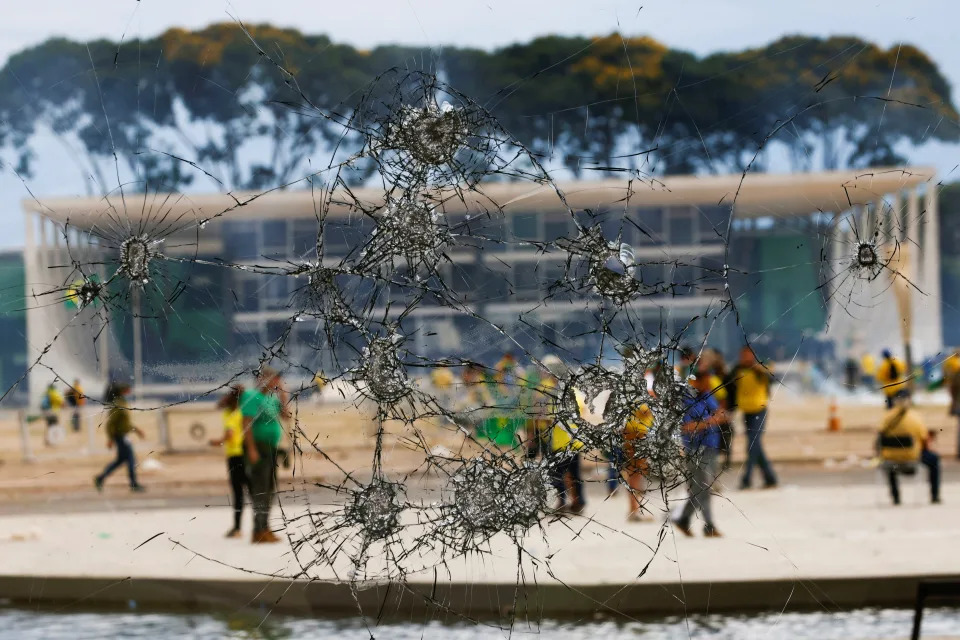 Bolsonaristas extremistas atacam prédios dos poderes em Brasília, 8 de janeiro, 2023 (Foto: REUTERS/Adriano Machado)