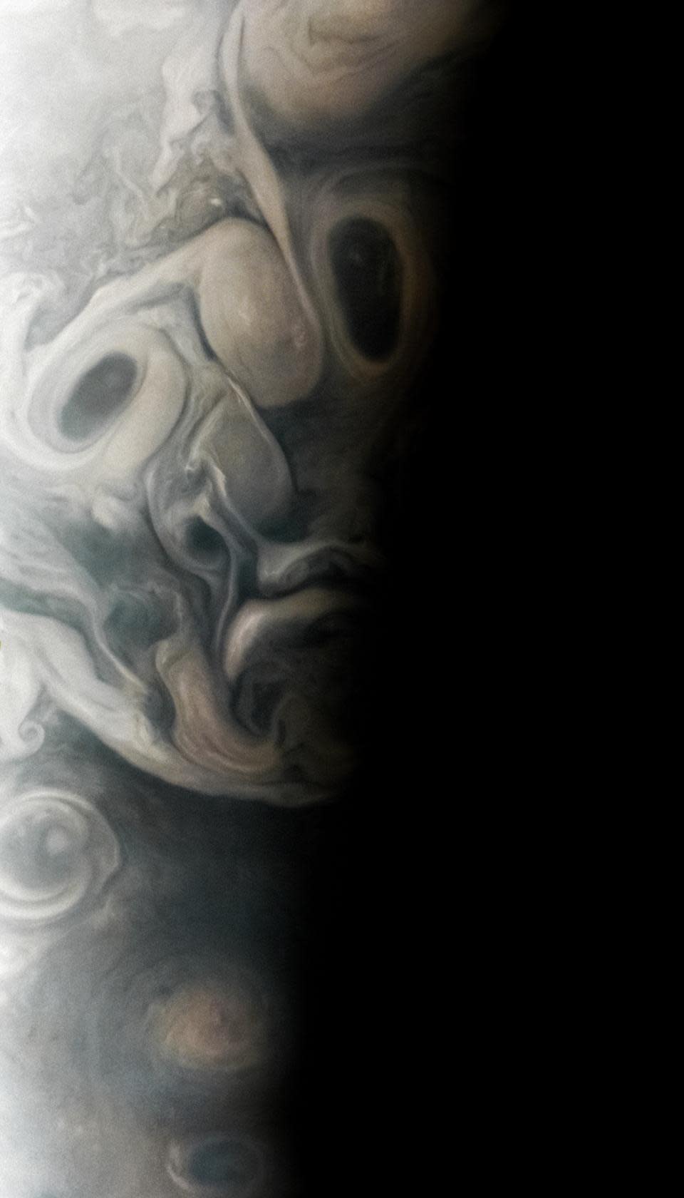 Vom Jupiter blickt ein grimmiges, unheimliches Gesicht entgegen - pünktlich zu Halloween (Bild: NASA / SwRI / MSSS / Vladimir Tarasov)