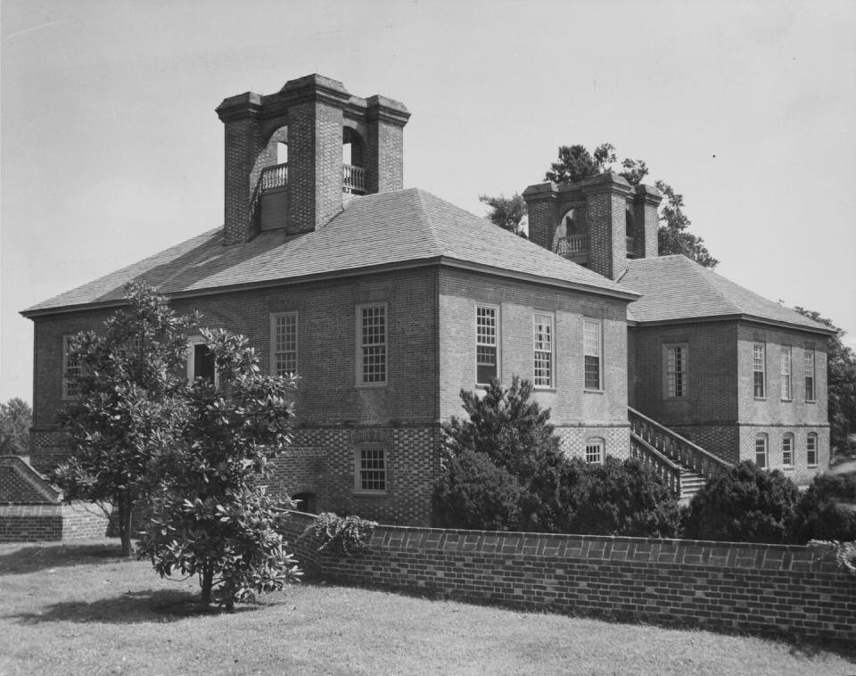 A view of Stratford Hall Plantation in Virginia, birthplace of Gen. Robert E. Lee, circa 1950. <a href="https://www.gettyimages.com/detail/news-photo/view-of-stratford-hall-plantation-birthplace-of-two-signers-news-photo/507223623?adppopup=true" rel="nofollow noopener" target="_blank" data-ylk="slk:Photo by Authenticated News/Archive Photos/Getty Images;elm:context_link;itc:0;sec:content-canvas" class="link ">Photo by Authenticated News/Archive Photos/Getty Images</a>