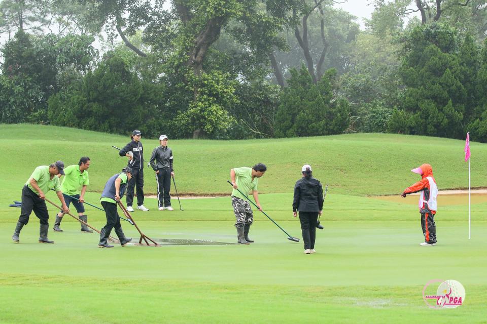 京懋慈善盃女子公開賽第一回合雨勢不斷，球場工作人員進場協助，讓賽事順利進行(TLPGA提供_葉勇宏攝影)