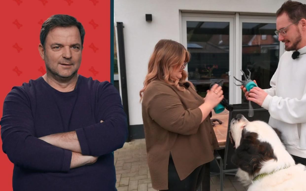 Martin Rütter beäugt skeptisch den Hundekot-Greifer aus dem Internet. (Bild: RTL)