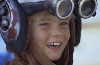 Kinderstar Jake Lloyd, der in "Episode I" den jungen Anakin Skywalker spielt, bekam die Schattenseiten des Ruhms zu spüren: "'Star Wars' hat mein Leben zur Hölle gemacht", sagte er in einem Interview 2012. Während der Schule sei er gemobbt worden, nach seiner Zeit als Kinderstar blieb der Erfolg aus. 2016 wurde der 30-jährige Lloyd, kriminell und an Schizophrenie leidend, vom Gefängnis in eine psychiatrische Einrichtung verlegt. (Bild: Fox / Lucasfilm Ltd. & TM / Disney All rights reserved)