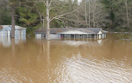 A house is under water on the banks of the Pea River in Elba, Alabama, December 26, 2015. REUTERS/Marvin Gentry