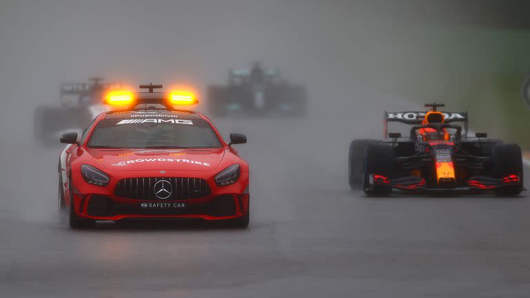 El Auto de Seguridad, conducido por el alemán Bernd Maylander marca el camino; detrás, Max Verstappen (Red Bull Racing) el ganador que tuvo el vergonzante Gran Premio de Bélgica en el circuito de Spa-Francorchamps