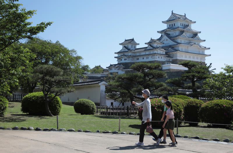 ▲日本兵庫縣姬路城名列世界文化遺產，是許多人到日本旅遊必去的景點之一。不過隨著遊客增加，姬路市市長清元秀泰表示，正在考慮把針對外國觀光客的入場費提高4倍，以應對過度旅遊問題。（圖／美聯社／達志影像）