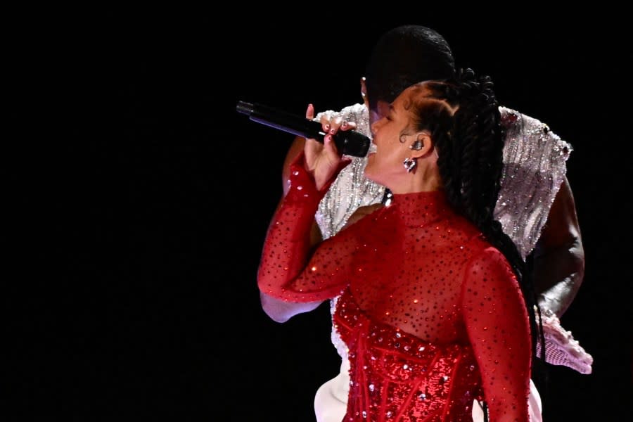 US singer-songwriter Usher (L) and US singer-songwriter Alicia Keys perform during Apple Music halftime show of Super Bowl LVIII between the Kansas City Chiefs and the San Francisco 49ers at Allegiant Stadium in Las Vegas, Nevada, February 11, 2024. (Photo by Patrick T. Fallon / AFP) (Photo by PATRICK T. FALLON/AFP via Getty Images)