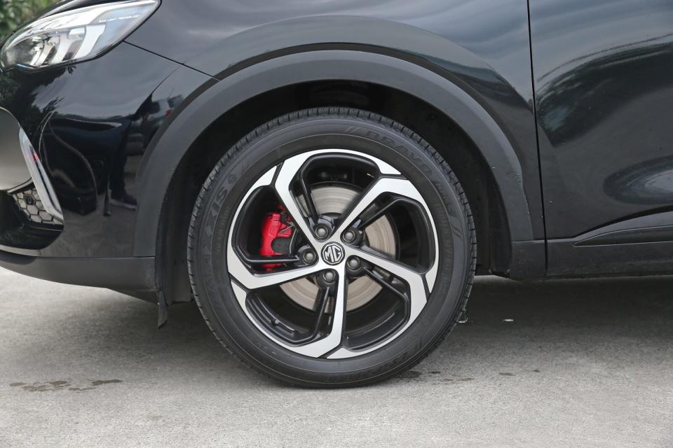 樣式十分動感的18吋旋風式燻黑雙色鋁圈，內藏有Trophy專屬套件的紅色運動化煞車卡鉗，配胎則是Maxxis Bravo HPM5。