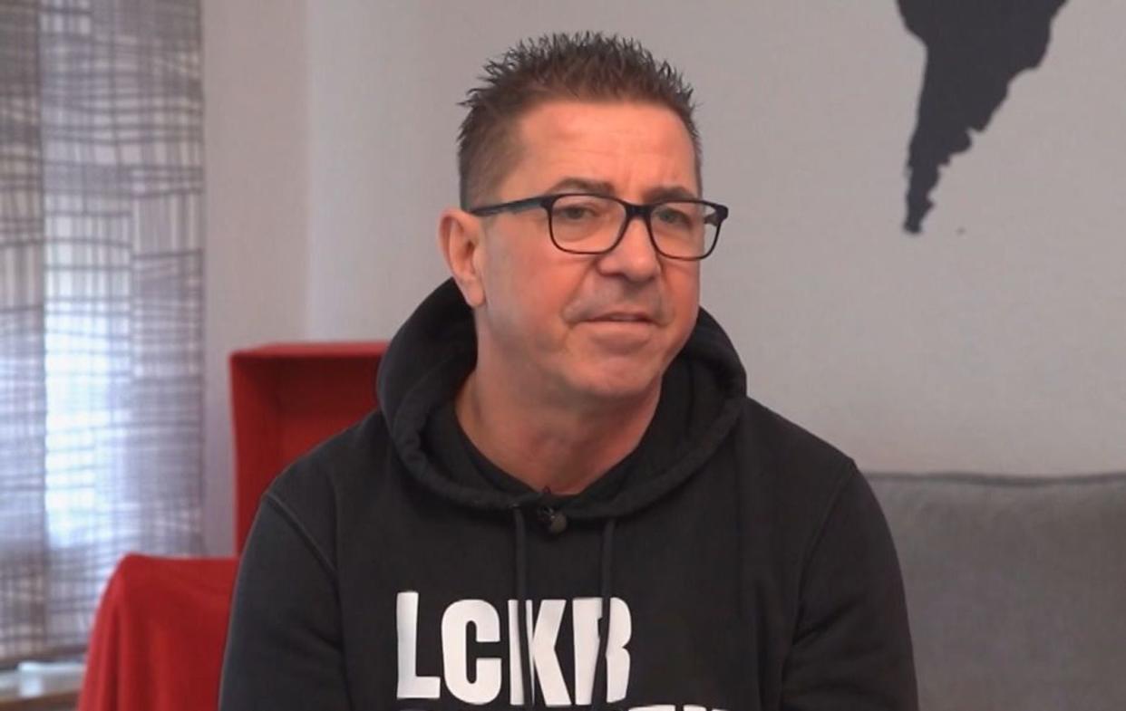 Macht sich das Abrunden seiner Speisen leicht: Frank (52) aus Mülheim an der Ruhr setzt auf Fertighelfer. (Bild: RTL)