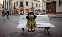 Una estatua de Mafalda, el personaje principal de la tira cómica homónima del caricaturista argentino Joaquín Salvador Lavado “Quino” sentada en una banca de Buenos Aires, Argentina, el miércoles 23 de abril de 2014. Quino inauguró la feria del libro de Buenos Aires 2014 el jueves 24 de abril. (Foto AP/Natacha Pisarenko)