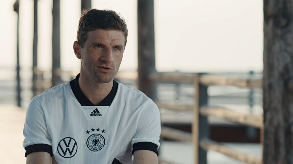 In "All or Nothing: Die deutsche Nationalmannschaft in Katar" bezieht Thomas Müller Stellung zum WM-Aus der DFB-Elf bei der WM in Katar 2022. (Bild: Amazon Studios)