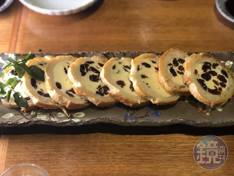 「奶油葡萄乾麵包」是千葉憲二的創意甜點。