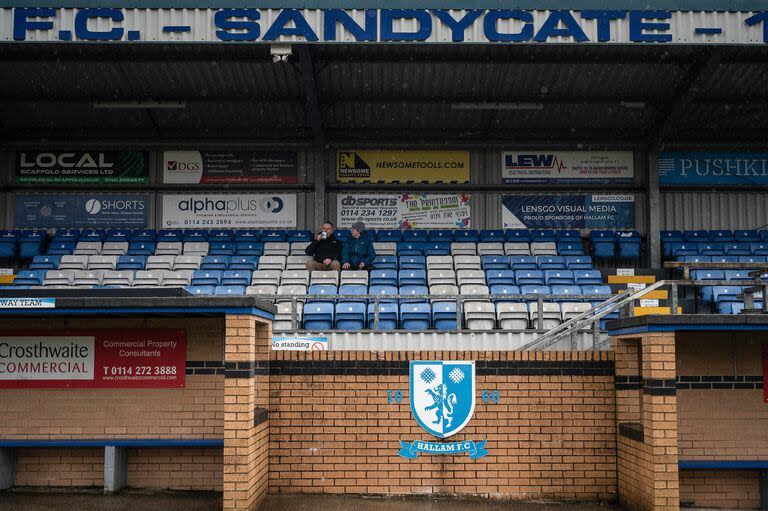 John Stocks, a la izquierda, y John Wilson en las gradas del Sandygate, que presume de ser el estadio de fútbol más antiguo del mundo, en Sheffield, Inglaterra, el 6 de febrero de 2024. Wilson y un pequeño grupo de historiadores aficionados y detectives voluntarios se dedican a devolver a Sheffield -más conocida por el acero, el carbón y como escenario de la película 