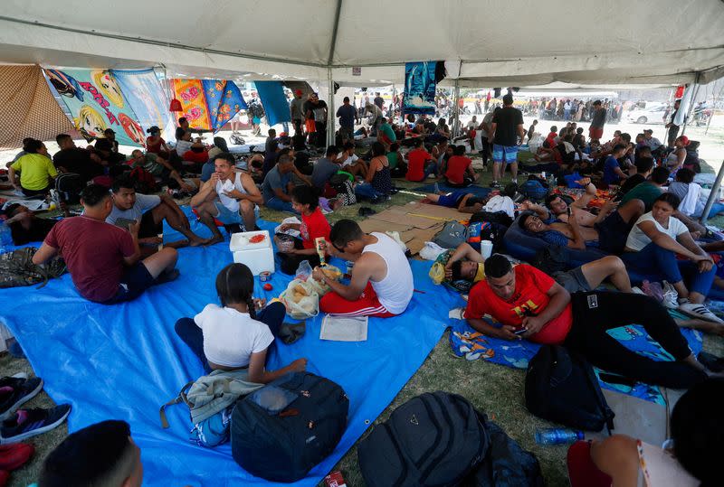 FOTO DE ARCHIVO. Solicitantes de asilo, en su mayoría venezolanos, descansan a la sombra de una carpa instalada por las autoridades mexicanas cerca de la frontera mientras intentan cruzar a Estados Unidos sin cita previa, en Nuevo Laredo, México