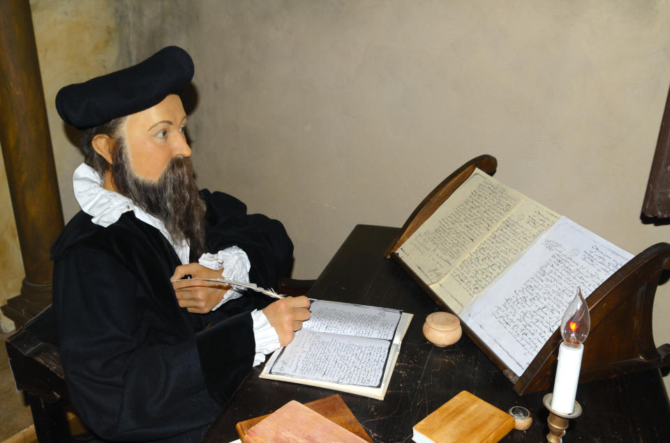 Der Prophet Nostradamus, hier zu sehen, wie er im Jahr 1555 versucht, seine Prophezeiungen auf Twitter-Länge anzupassen. (Bild: Getty)