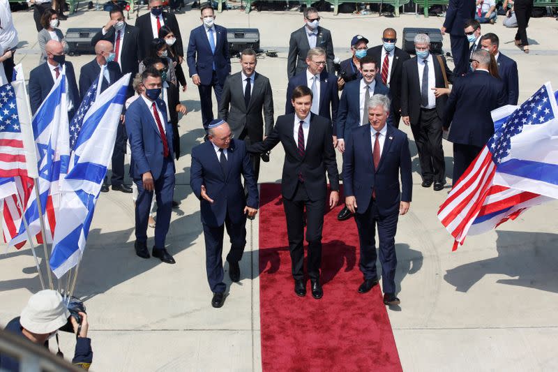 Asesores del presidente estadounidense, Donald Trump, y del primer ministro israelí, Benjamin Netanyahu, antes de tomar el avión desde Tel Aviv a Emiratos Árabes Unidos