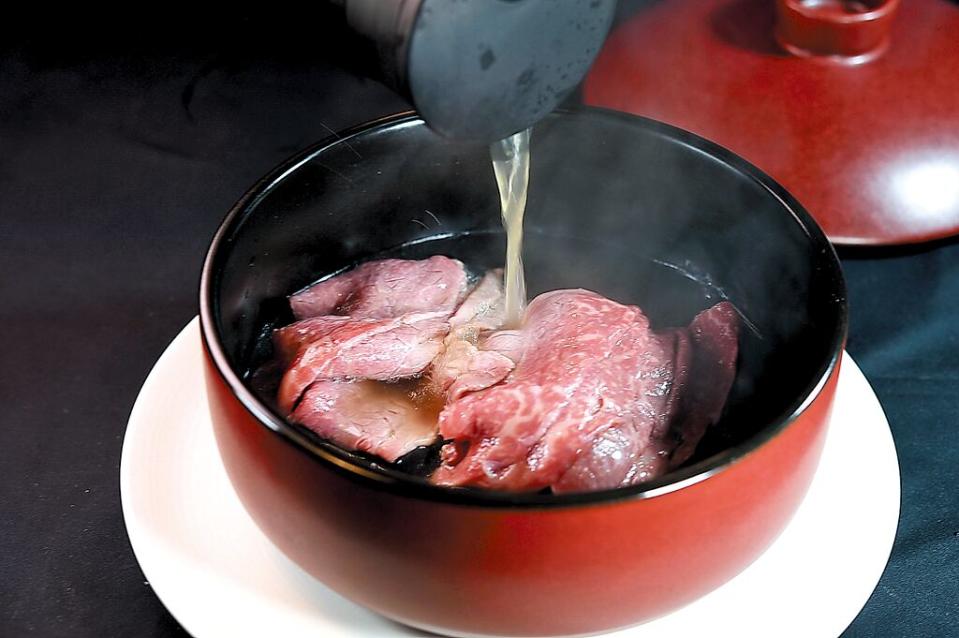 〈新台灣牛肉湯〉是在熱石上鋪排日本A5和牛，再以「過橋」方式沖淋入牛肉湯將牛肉淋熟。圖／姚舜