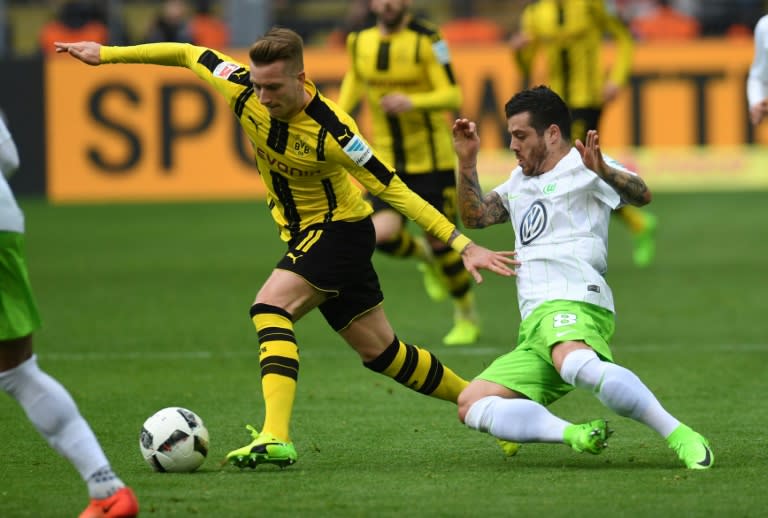Borussia Dortmund's Marco Reus (L) and Wolfsburg's Yunus Malli fight for the ball during their German First division Bundesliga match, in Dortmund, on February 18, 2017