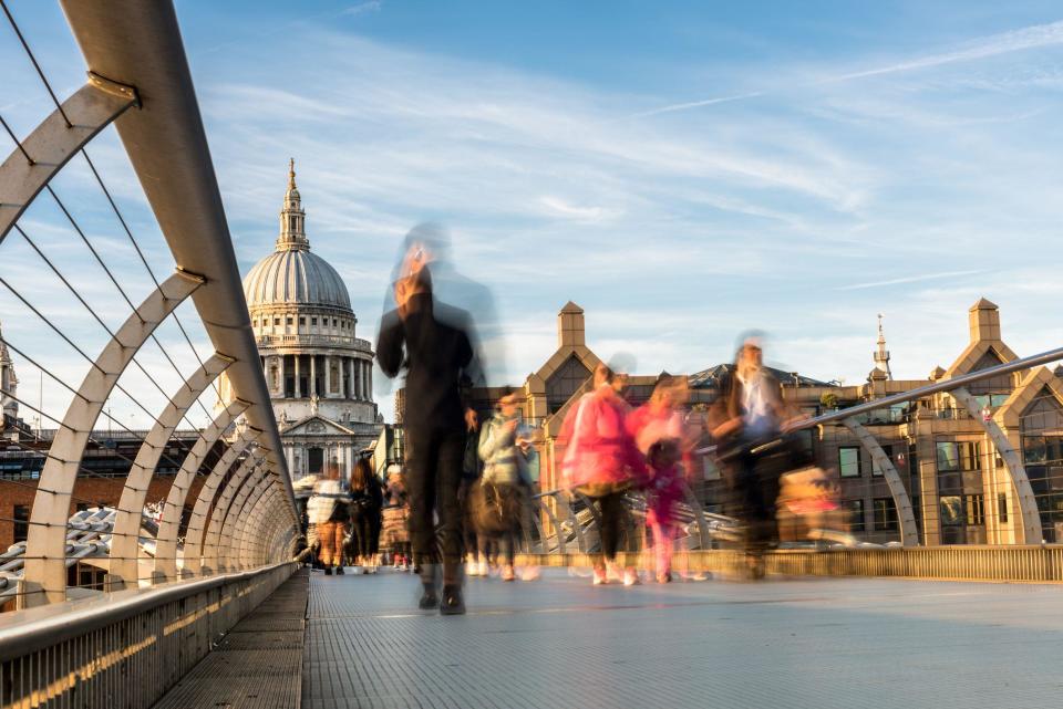 Personas caminando sobre un puente