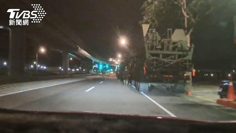 國軍愛國者三型飛彈，深夜在木柵動物園周邊演訓。（圖／TVBS）