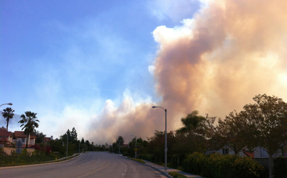 Una nube de humo se ve desde el Rancho Cucamonga, California, el miércoles 30 de abril del 2014. Por lo menos tres escuelas fueron cerradas debido a un incendio forestal que cubrió de humo partes de Rancho Cucamonga, una localidad de 165.000 personas al este de Los Angeles. Humo emanaba a causa de un incendio forestal en el sur de California que obligó la evacuación de más de 1.000 personas. El fuego fue controlado parcialmente, dijo un funcionario de bomberos. (Foto AP/John Antczak)