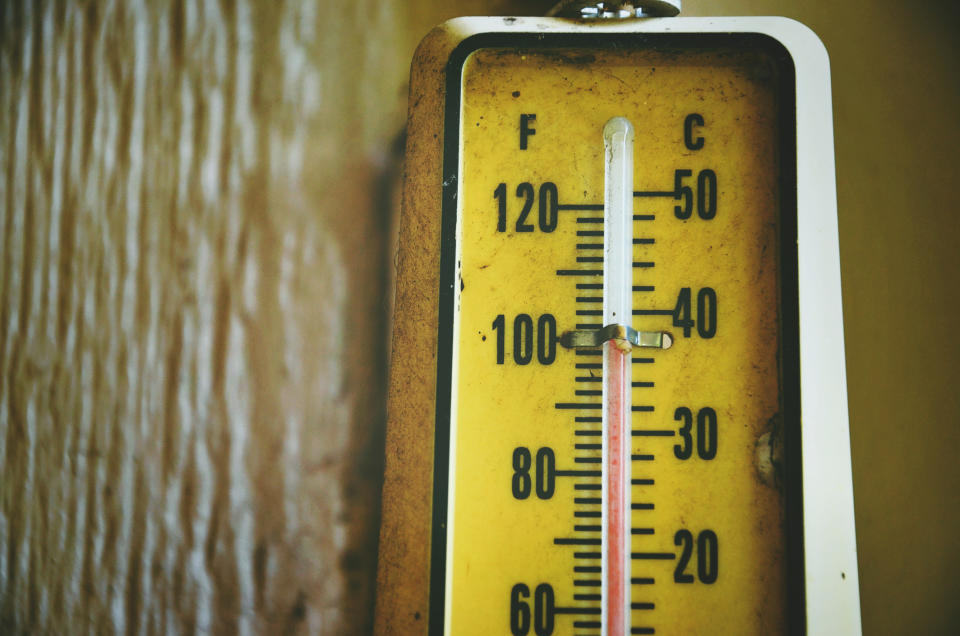 Sommerliche Temperaturen machen das Büro- und Schulleben nicht immer angenehm. (Bild: Brandy Arivett/EyeEm/Getty Images)