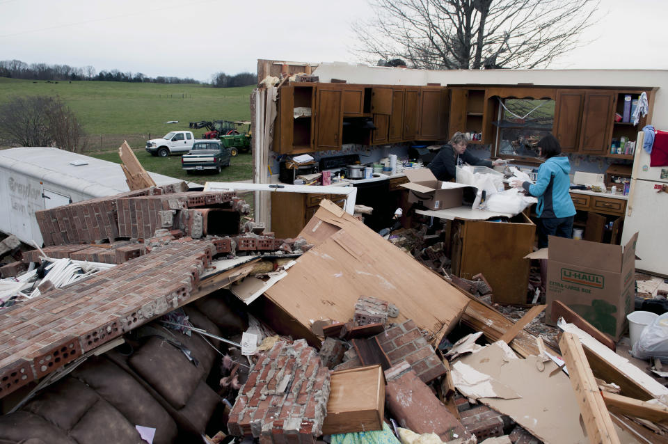 <p>Volunteers and neighbors work to clean up debris at a destroyed house in Adairville, Ky., Sunday, Feb. 25, 2018, after a deadly storm moved through the area Saturday. (Photo: Bac Totrong/Daily News via AP) </p>