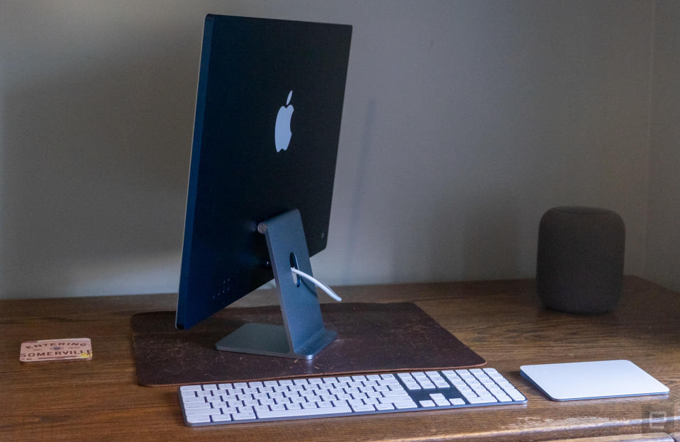 Review photos of the 2023 Apple iMac with a 24-inch screen and the M3 chip.