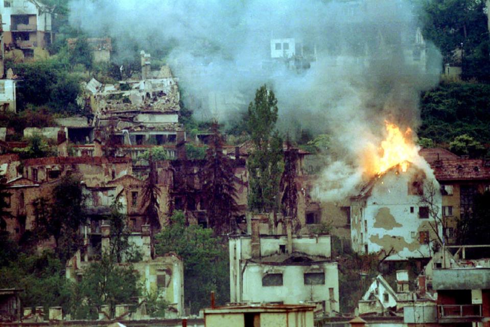 <p>Una casa arde en llamas cerca del cementerio judío de Sarajevo por el lanzamiento de un mortero en 1994. (Foto: Peter Andrews / Reuters). </p>