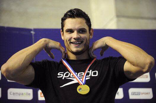 Florent Manaudou, ici avec une médaille d’or lors des Mondiaux en petit bassin, en 2014, sera le premier porteur de la flamme olympique à son arrivée en France, le 8 mai prochain à Marseille.