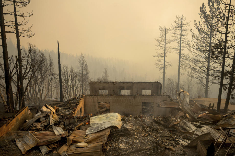 Un inmueble destruido por el Incendio Mosquito en el condado no incorporado de Placer, California, el miércoles 7 de septiembre de 2022. (AP Foto/Noah Berger)