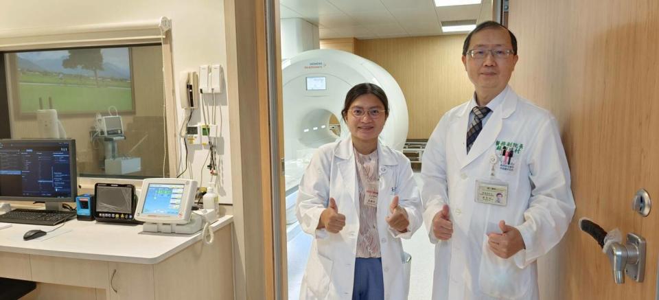 健仁醫院醫務部蘇聖村副院長(右)與放射科醫師吳鵑伶。   圖：健仁醫院提供