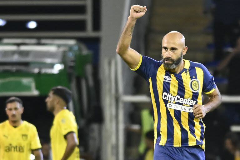 Carlos Quintana, defensor de Rosario Central, celebra el tanto de la victoria ante Peñarol, por la Copa Libertadores