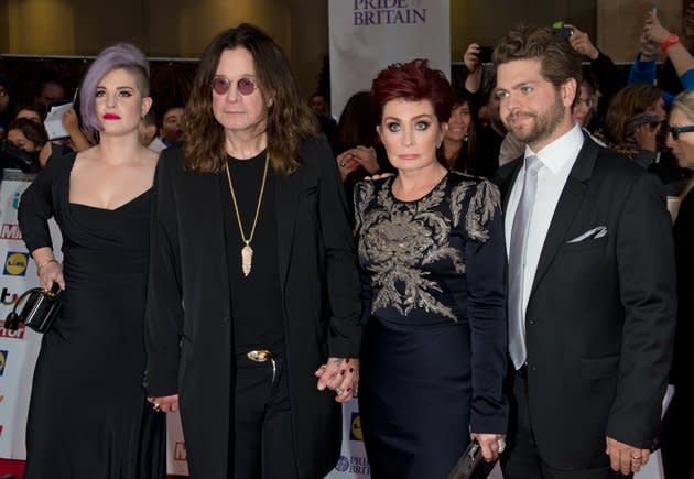 Kelly encontró fama en el reality basado en su familia “The Osbournes”. Ella junto a sus padres Ozzy y Sharon y su hermano Jack.