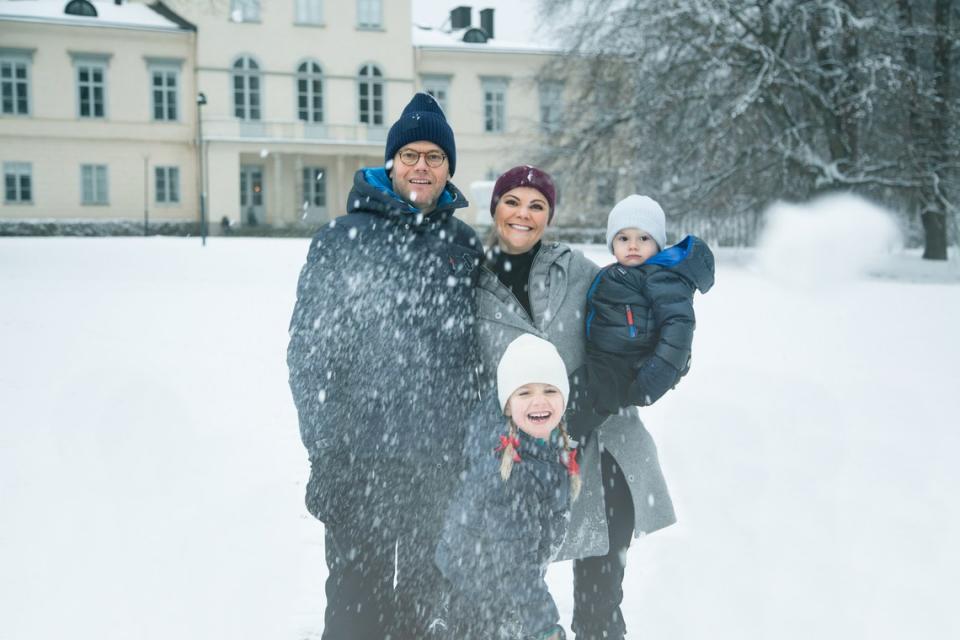 Sweden’s Royal Family have upped their Christmas family photo game [Photo: Raphael Stecksen/The Royal Court, Sweden]