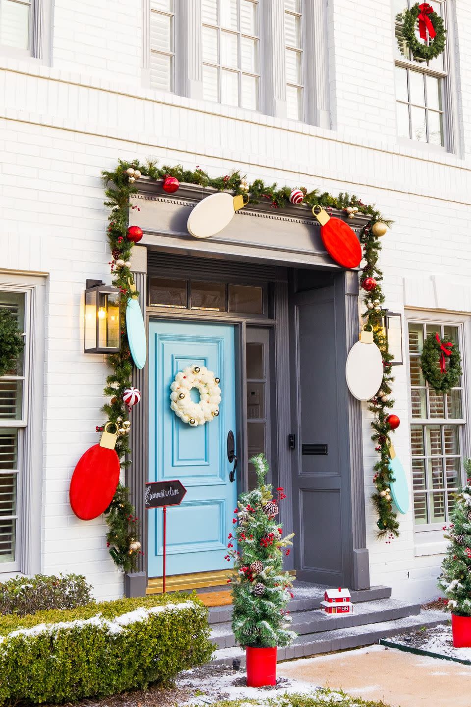 diy christmas door decorations with oversized christmas lights