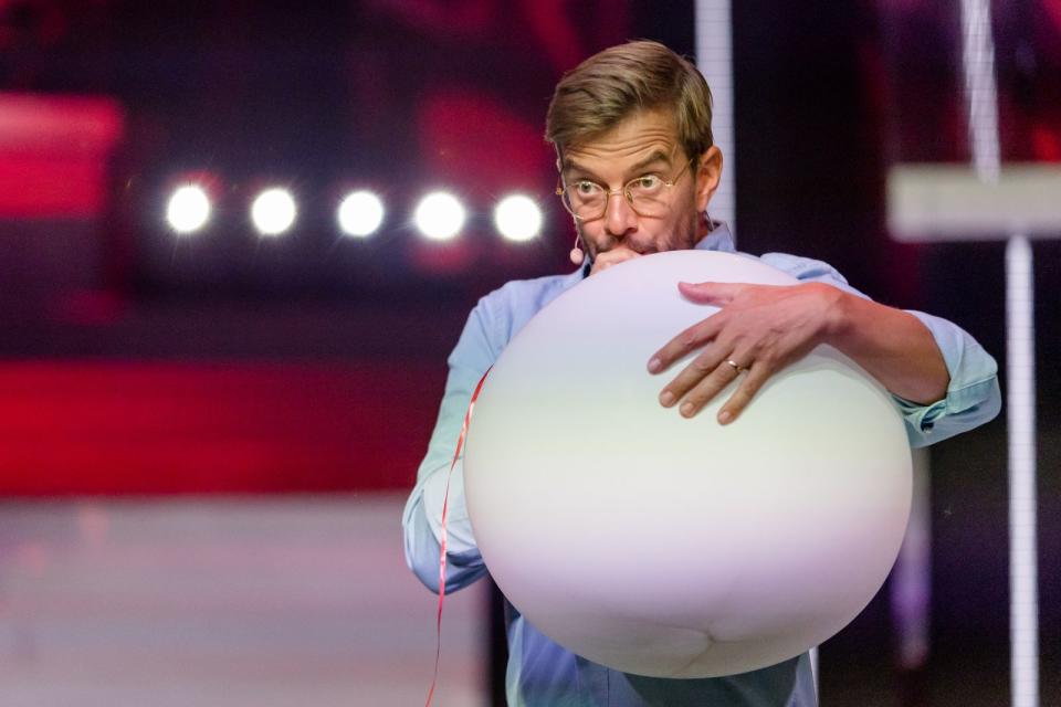 Bitte nicht zu Hause nachmachen! Joko Winterscheidt atmet Helium ein.  (Bild: ProSieben / Nadine Rupp)