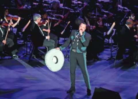 Pepe Aguilar conserva un buen recuerdo de su padre