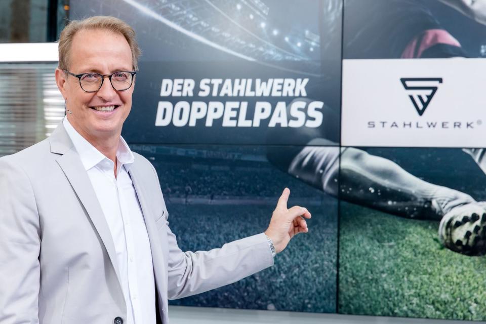 Florian König führt durch den "Doppelpass" zum Senderjubiläum. (Bild: SPORT1 / Rupp)