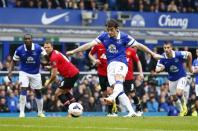 Everton's Leighton Baines (C) shoots and scores from the penalty spot against Manchester United during their English Premier League soccer match at Goodison Park in Liverpool, northern England, April 20, 2014. REUTERS/Darren Staples