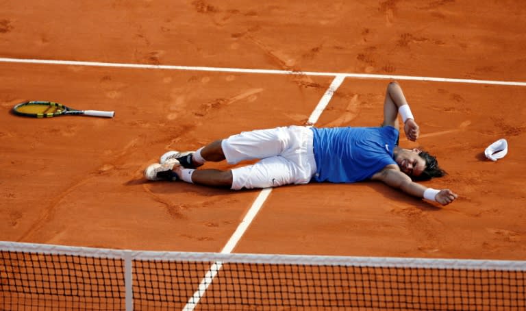 Rafael Nadal celebrates after defeating Swiss Roger Federer in the 2006 final (CHRISTOPHE SIMON)