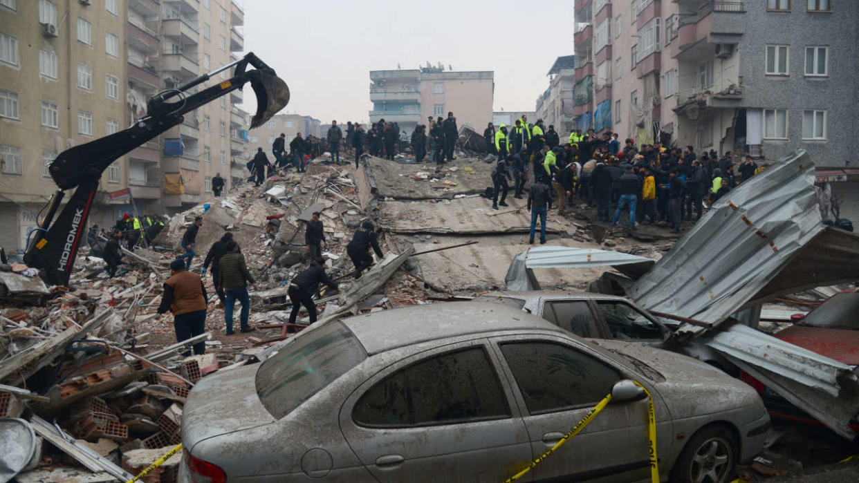 People search for survivors in Diyarbakir, on February 6, 2023, after a 7.8-magnitude earthquake struck the country's south-east. - At least 284 people died in Turkey and more than 2,300 people were injured in one of Turkey's biggest quakes in at least a century, as search and rescue work continue in several major cities. (Photo by ILYAS AKENGIN / AFP)