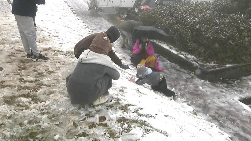 陽明山下雪了！　遊客興奮打雪仗　手指凍僵難找錢