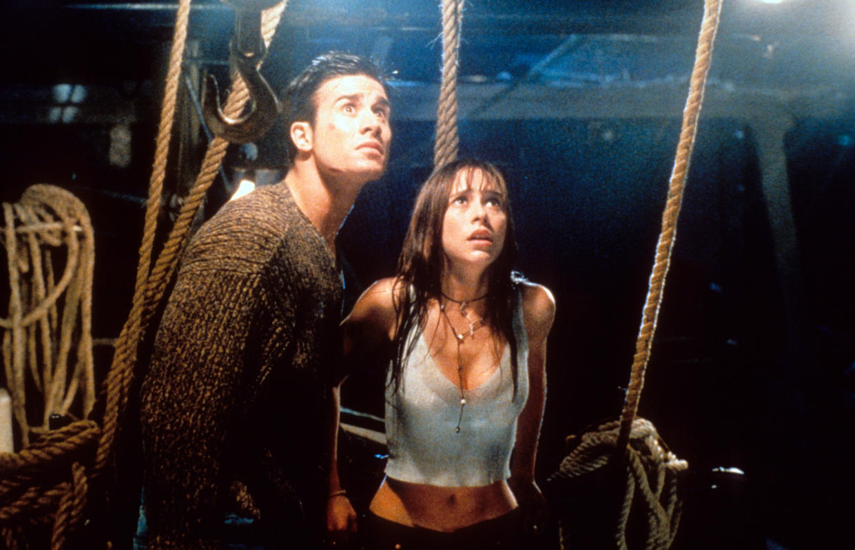 Freddie Prinze Jr y Jennifer Love Hewitt en una escena de la secuela de 'Sé lo que hicieron el verano pasado', 1998. (Foto de Columbia Pictures/Getty Images)