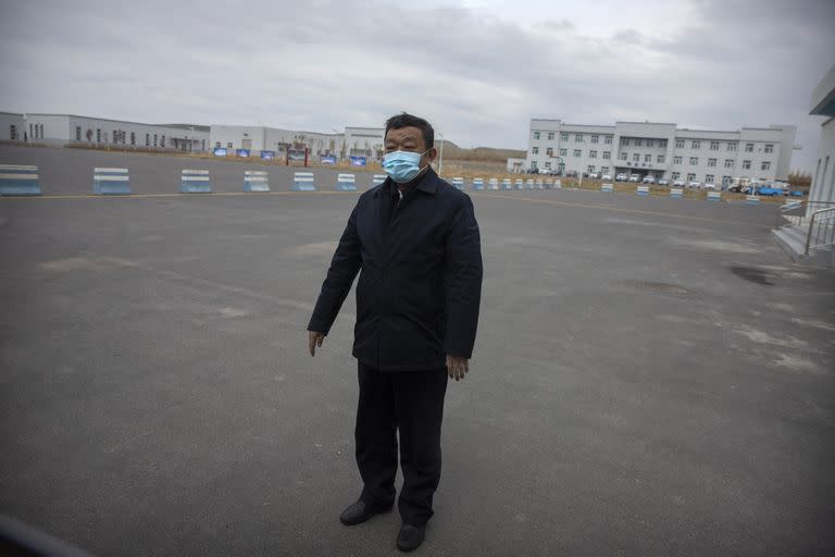 El director de la Oficina de Seguridad Pública de Urumqi, Zhao Zhongwei, en el estacionamiento fuera del área de detención del Centro de Detención Urumqi No. 3 en Dabancheng, en la Región Autónoma Uigur de Xinjiang, en el oeste de China. (AP Photo/Mark Schiefelbein)