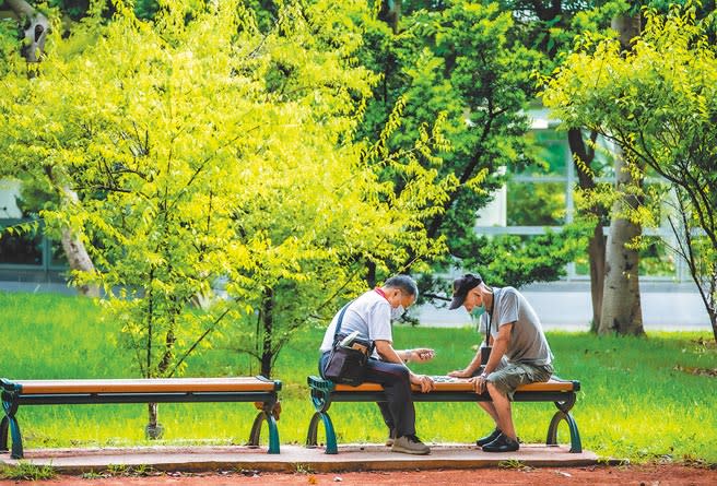 公園裡下象棋的人們。（本報資料照片）