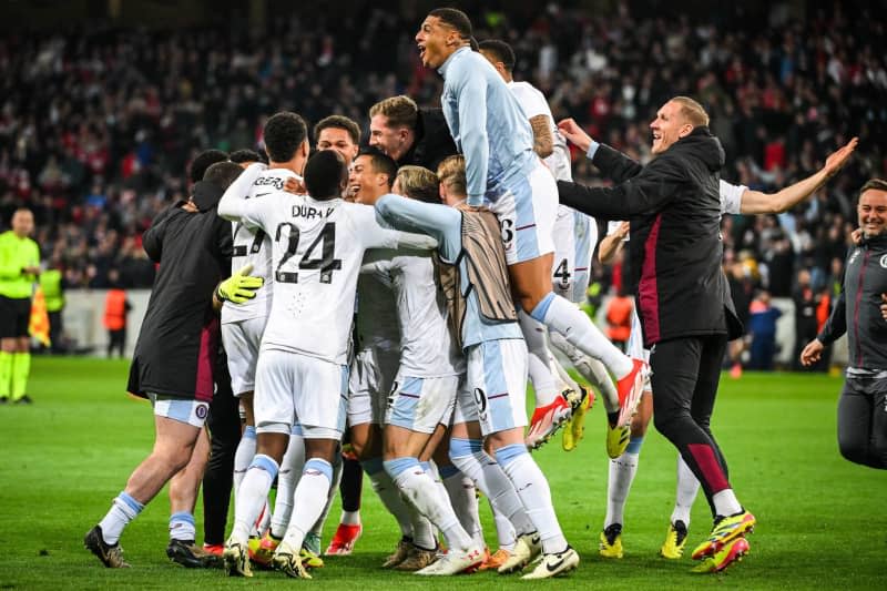 Aston Villa players celebrate the victory after the UEFA Europa Conference League soccer match between Lille OSC and Aston Villa at Pierre Mauroy Stadium. Matthieu Mirville/ZUMA Press Wire/dpa